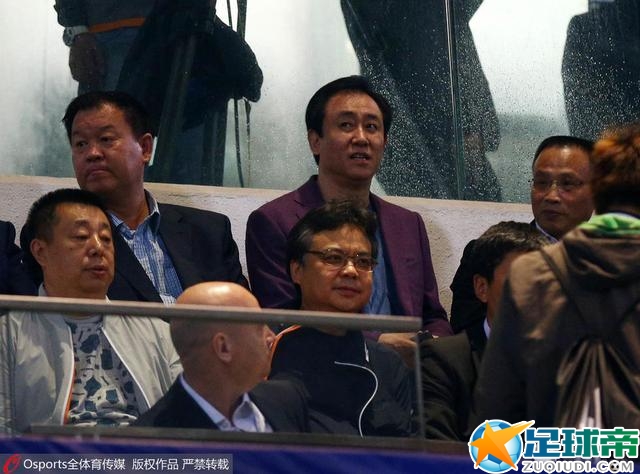 青年王俊是一位潜水专家，受雇海龙潜水公司，前去打捞两箱在第二次世界年夜战时遗留于沉船的黄金。沉船地址暗礁密布，惊险重重，幸得王俊熟习帆海，十分困难才找到躲黄金之地。岂料他们的行迹早为前日本宪兵荒木一夫等把握，将黄金侵占，并将海龙潜水公司负责人杀死，勒迫王俊引航。王俊机灵英勇，与荒木一夫等睁开剧烈斗争，荒木等的快艇撞礁石沉没。王俊因此得了一年夜批黄金，后与女友甄甄成婚，迁往韩国，开设了一间范围复杂的牧场，并育有一女儿珊珊，过着兴奋幸福的糊口。王俊乐善好施，成为名人。本来荒木等人并未死，七年来苦苦清查王俊着落，终究追上门来，逼王俊交出黄金。王俊知道即便交出黄金，亦难保一家平安，再度与荒木等匹敌……